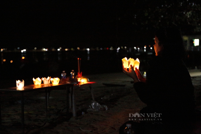 Người dân Hội An lập thùng tiền quyên góp, thắp hoa đăng cho các nạn nhân chìm tàu tại Quảng Nam  - Ảnh 9.