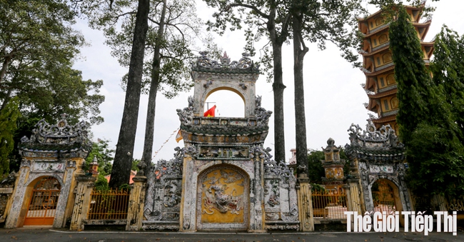 Cổng tam quan chùa Hội Khánh. Ảnh: T.L