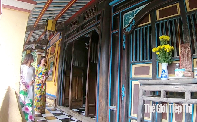 Bộ cửa bức màn còn giữ được ở chùa Hội Khánh. Ảnh: T.L