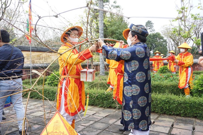 Du khách xếp hàng xin chữ đầu năm ở Hoàng cung Huế  - Ảnh 8.