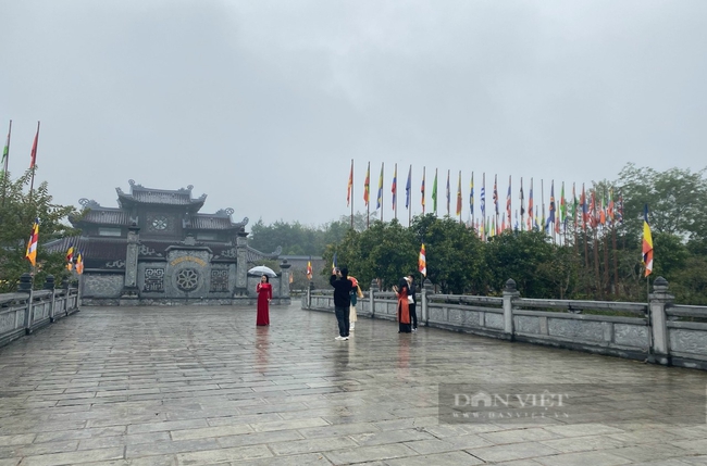 Clip người dân đội mưa vãn cảnh chùa Bái Đính - Ảnh 3.
