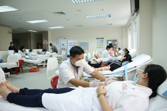 Thiếu hụt nguồn máu sau Tết, hàng trăm y bác sĩ ở Huế hiến máu cứu người  - Ảnh 1.