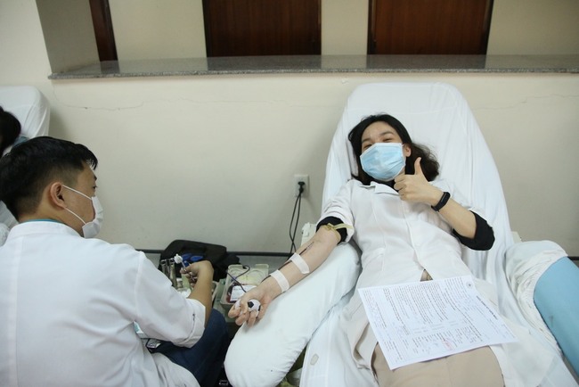 Thiếu hụt nguồn máu sau Tết, hàng trăm y bác sĩ ở Huế hiến máu cứu người  - Ảnh 2.