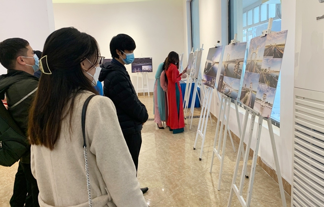 Khai mạc triển lãm phương án kiến trúc cầu Trần Hưng Đạo - Ảnh 1.