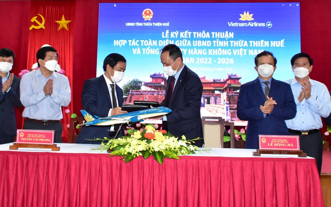 Thừa Thiên Huế ký kết hợp tác toàn diện với Vietnam Airlines  - Ảnh 1.