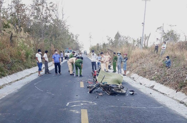 Gia Lai: Hai xe máy va chạm, 2 cha con và một thanh niên tử vong tại chỗ - Ảnh 1.