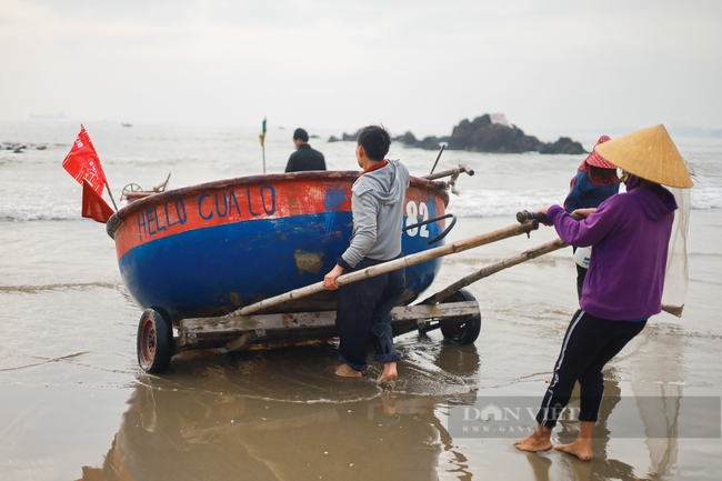 Cận cảnh chuyến ra khơi đầy ắp tôm cá của ngư dân Cửa Lò - Ảnh 10.