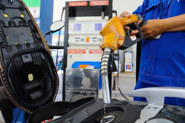 Giá xăng dầu tăng: Khuyến khích sử dụng tiết kiệm, hiệu quả - Ảnh 1.