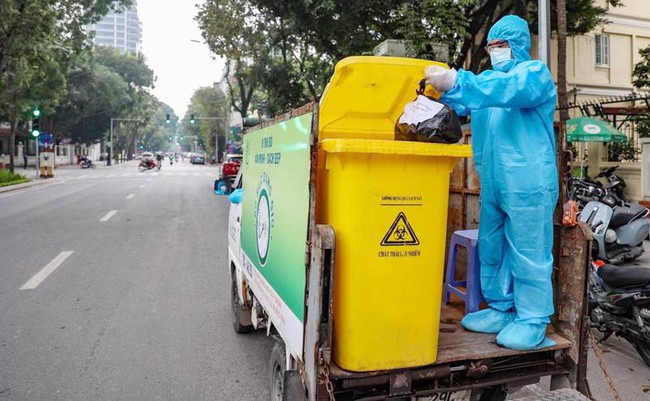 Ưu tiên xử lý trong ngày rác thải có nguy cơ lây nhiễm dịch bệnh tại Hà Nội - Ảnh 1.