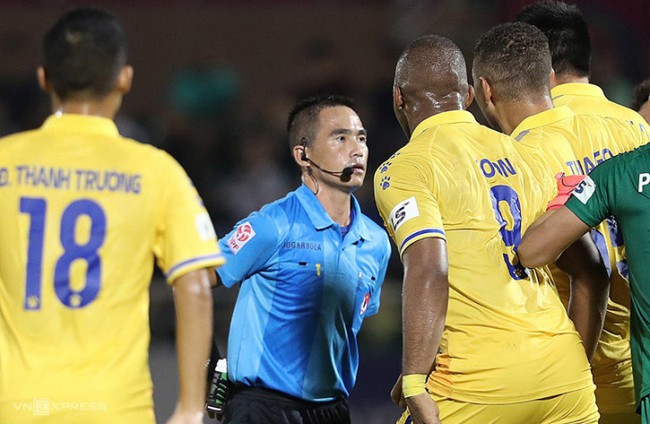 Trọng tài thổi penalty &quot;tưởng tượng&quot; trận B.Bình Dương - Hải Phòng từng bị treo còi 6 trận - Ảnh 2.