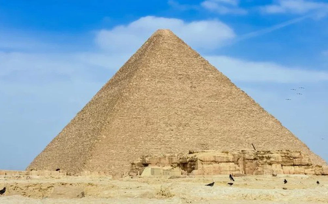 Bản quét tia vũ trụ mới về Đại kim tự tháp Giza có thể tiết lộ &quot;kho báu khủng&quot; - Ảnh 1.