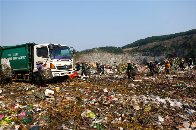 Phạt 200 triệu đồng ban quản lý dự án gây ô nhiễm môi trường tại bãi rác lớn nhất Đà Nẵng - Ảnh 1.