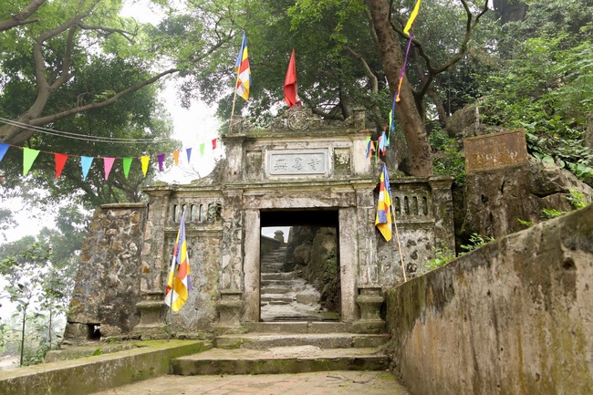 Ngôi chùa cổ hơn 6 thế kỷ nằm chên vênh trên đỉnh núi ở ngoại thành Hà Nội - Ảnh 2.