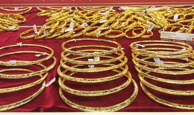 Giá vàng vọt lên sát mốc lịch sử 67,5 triệu đồng/lượng - Ảnh 1.