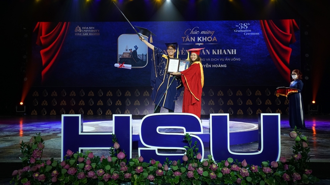 Đại học Hoa Sen tổ chức lễ tốt nghiệp cho gần 1.500 cử nhân - Ảnh 3.