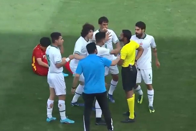 Clip: Trọng tài đổi màu thẻ phạt của U23 Iraq sau khi bị phản ứng - Ảnh 1.