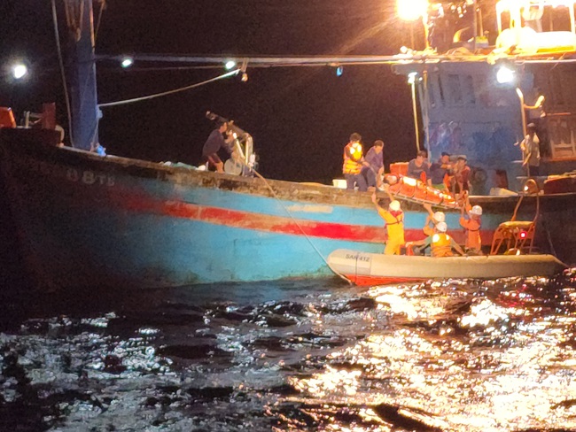 Cứu thuyền viên bị nạn gần quần đảo Hoàng Sa - Ảnh 2.