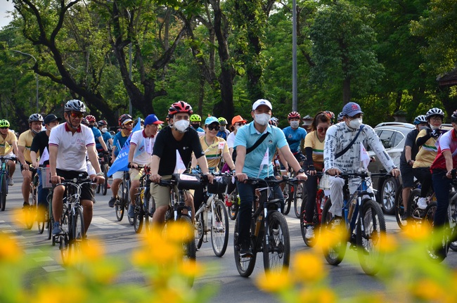 Hàng trăm người tham gia ngày hội đạp xe quảng bá du lịch Huế  - Ảnh 1.