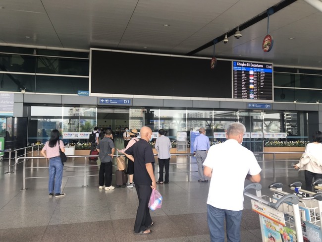 Chấn chỉnh tình trạng nhếch nhác tại nhà ga quốc tế Tân Sơn Nhất - Ảnh 1.