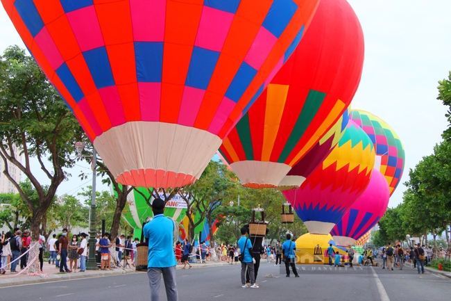 Mở lại đường bay quốc tế, Đà Nẵng thả khinh khí cầu giữa phố - Ảnh 9.