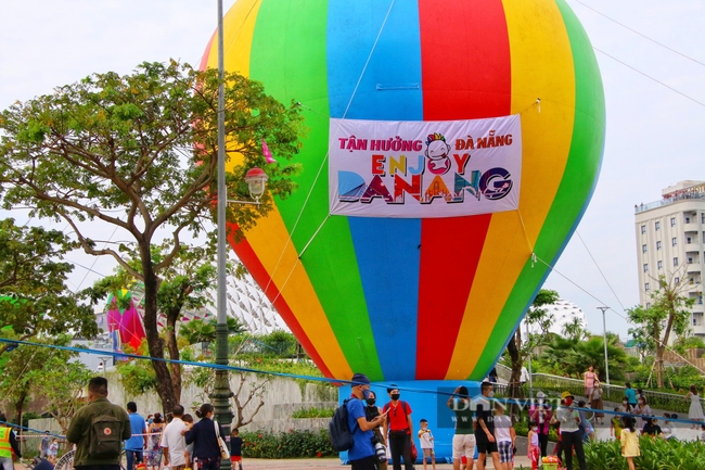 Mở lại đường bay quốc tế, Đà Nẵng thả khinh khí cầu giữa phố - Ảnh 4.