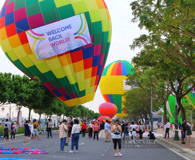 Mở lại đường bay quốc tế, Đà Nẵng thả khinh khí cầu giữa phố - Ảnh 1.