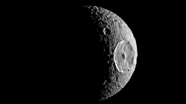 Mặt trăng của sao Thổ che giấu một đại dương bí mật dưới lòng đất - Ảnh 1.