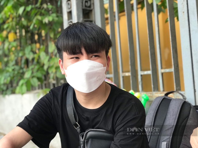 Cảm phục nghị lực &quot;phi thường” của chàng trai cụt 2 tay mưu sinh ở phố đi bộ Hà Nội - Ảnh 2.