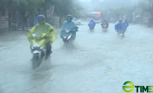 Quảng Ngãi:
Chủ tịch tỉnh chỉ đạo khẩn đối phó đợt mưa to, sóng dữ
 - Ảnh 1.