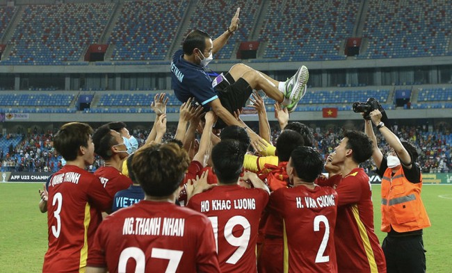 HLV U23 Việt Nam Đinh Thế Nam rơi vào tình cảnh “dở khóc, dở cười” - Ảnh 1.