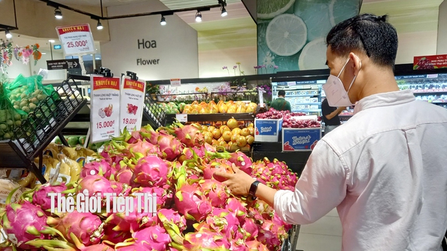 Thanh long ruột trắng và thanh long ruột đỏ đang được bày bán tại siêu thị Aeon Mall, Bình Dương. Ảnh: Trần Khánh