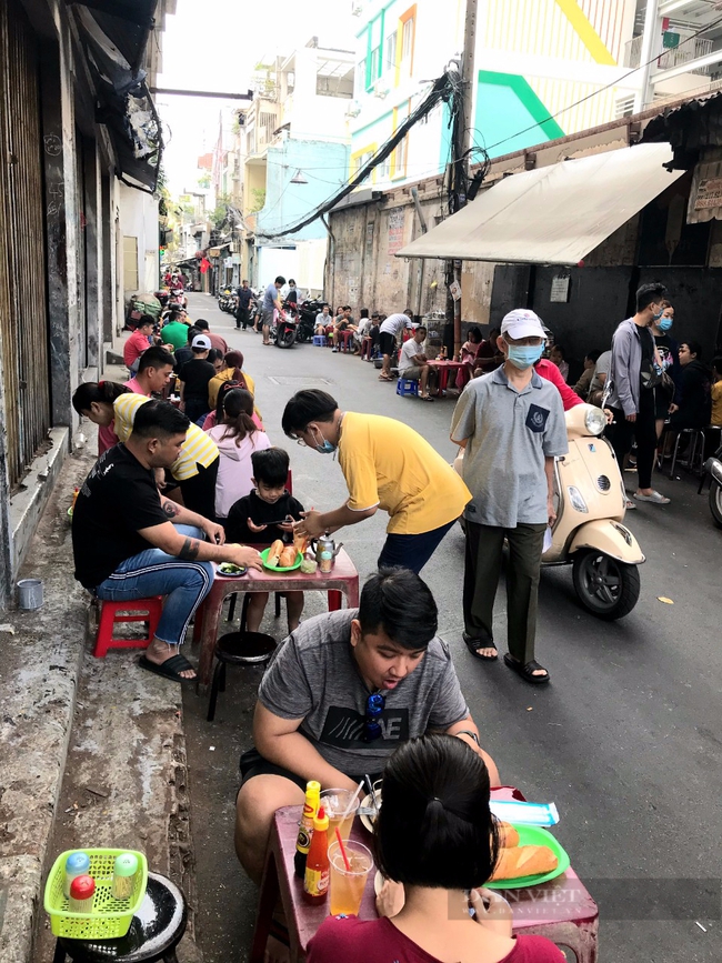 Bánh mì Hòa Mã hơn 60 năm ở Sài Gòn, khách xếp hàng chờ ăn trong hẻm nhỏ - Ảnh 4.