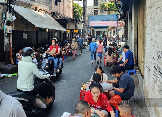 Bánh mì Hòa Mã hơn 60 năm ở Sài Gòn, khách xếp hàng chờ ăn trong hẻm nhỏ - Ảnh 1.