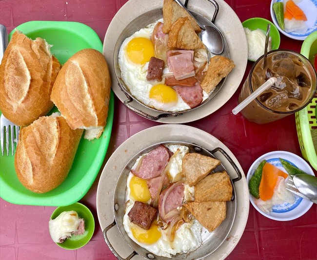 Bánh mì Hòa Mã hơn 60 năm ở Sài Gòn, khách xếp hàng chờ ăn trong hẻm nhỏ - Ảnh 3.
