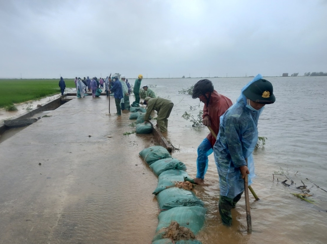 TT-Huế: Bộ đội dầm mưa giúp dân cứu lúa, hồ thủy điện dung tích 820 triệu m3 được lệnh xả nước - Ảnh 2.