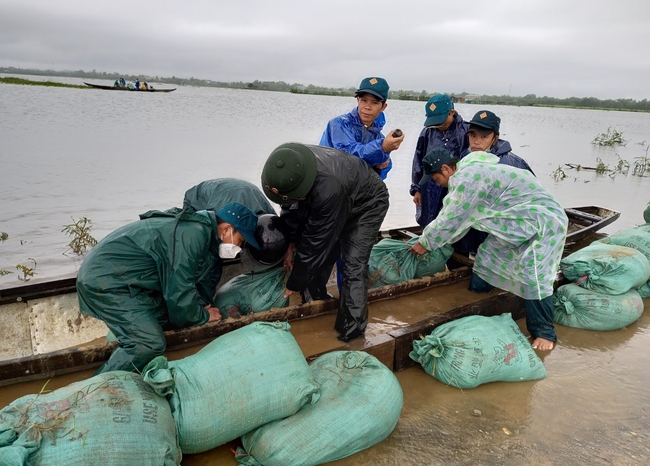 TT-Huế: Bộ đội dầm mưa giúp dân cứu lúa, hồ thủy điện dung tích 820 triệu m3 được lệnh xả nước - Ảnh 1.