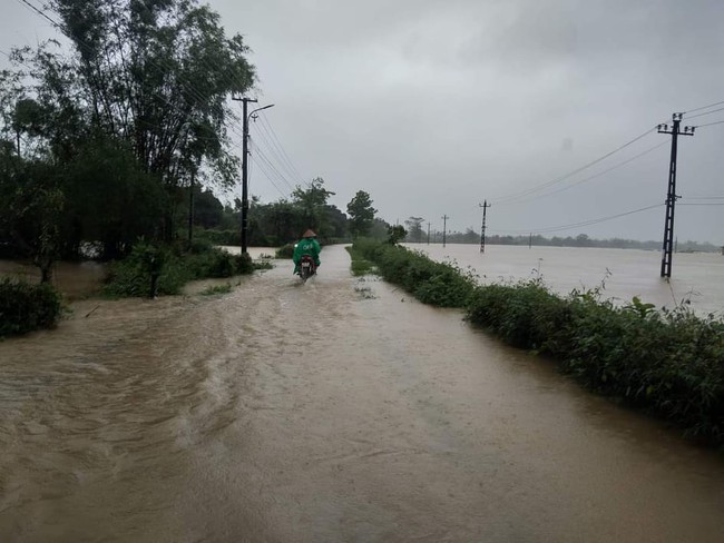 TT-Huế: Bộ đội dầm mưa giúp dân cứu lúa, hồ thủy điện dung tích 820 triệu m3 được lệnh xả nước - Ảnh 4.