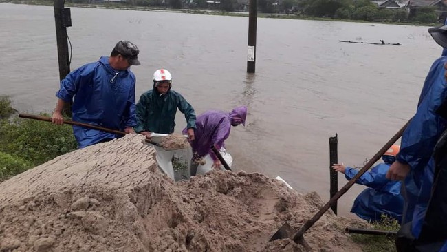 TT-Huế: Bộ đội dầm mưa giúp dân cứu lúa, hồ thủy điện dung tích 820 triệu m3 được lệnh xả nước - Ảnh 6.