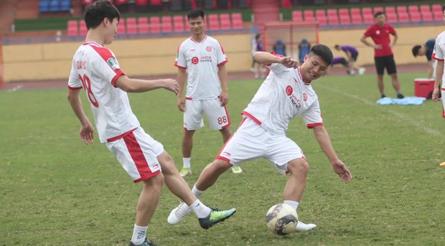 Trung vệ Bùi Tiến Dũng đếm ngược ngày sang Hàn Quốc - Ảnh 1.