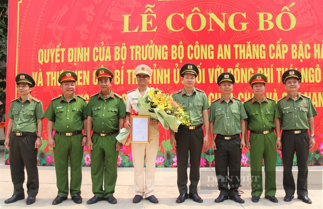 Đồng Nai: Công bố quyết định thăng hàm, trao thư khen, bằng khen cho nam cảnh sát cứu người đuối nước - Ảnh 2.