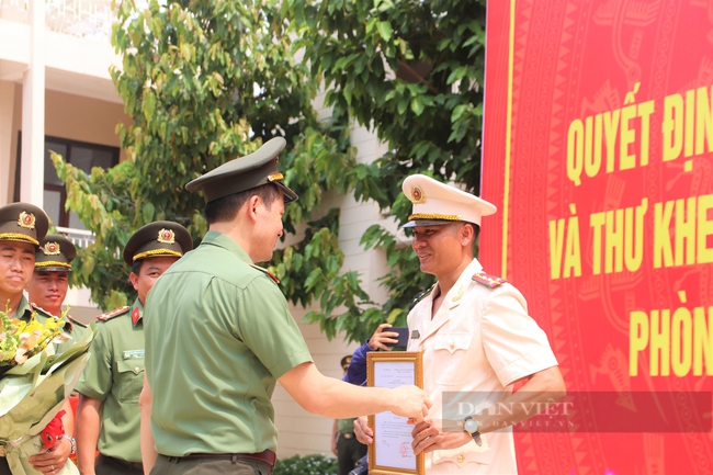 Đồng Nai: Công bố quyết định thăng hàm, trao thư khen, bằng khen cho nam cảnh sát cứu người đuối nước - Ảnh 1.