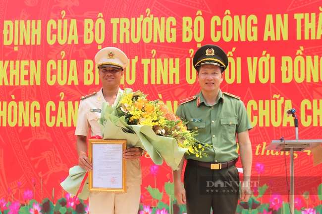 Đồng Nai: Công bố quyết định thăng hàm, trao thư khen, bằng khen cho nam cảnh sát cứu người đuối nước - Ảnh 4.