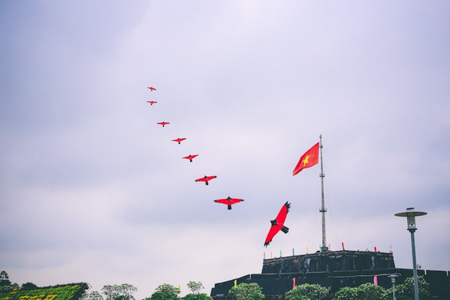 Hue Kite Festival 2022 takes place for 8 days, residents and visitors are free to experience kite making - Photo 3.