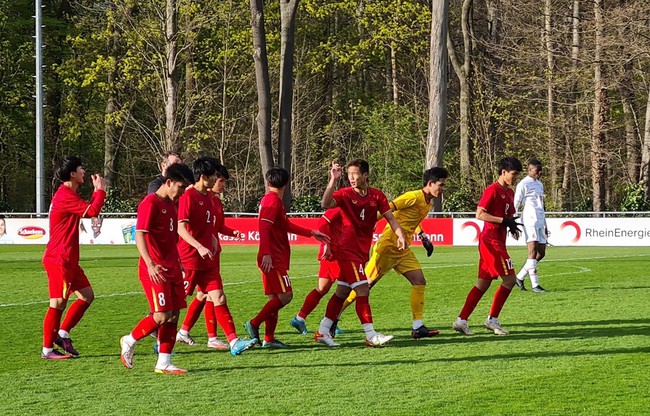 U17 Việt Nam thắng khó tin 6-0 trước U17 M'gladbach - Ảnh 1.
