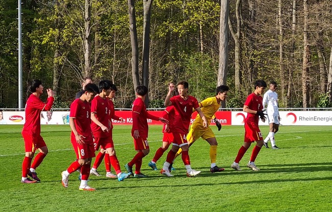 U17 Việt Nam thắng khó tin 6-0 trước U17 M'gladbach - Ảnh 1.