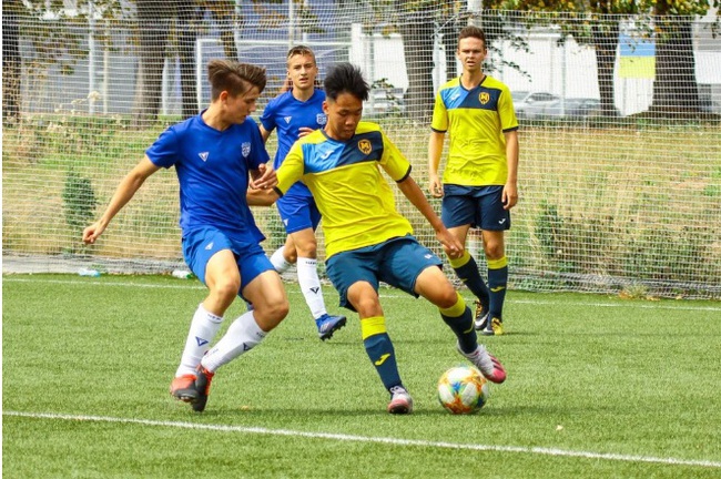 Cầu thủ Việt kiều Ukraine 17 tuổi muốn về Việt Nam thi đấu - Ảnh 1.