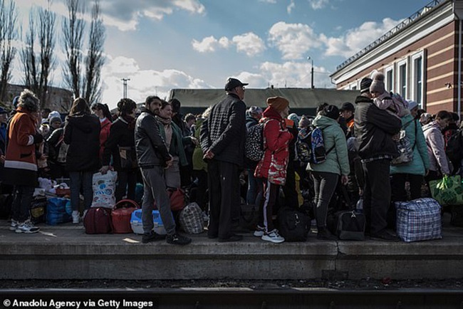 Gần 1 triệu người tị nạn Ukraine trở về nhà, bao gồm cả khách du lịch “bị mắc kẹt” - Ảnh 3.