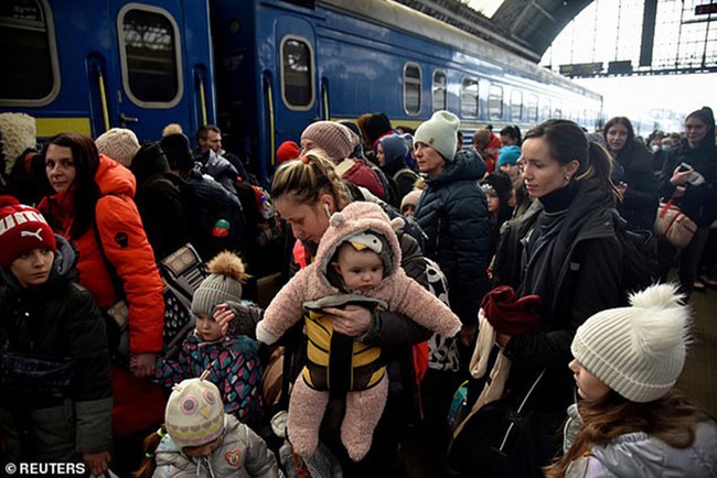 Gần 1 triệu người tị nạn Ukraine trở về nhà, bao gồm cả khách du lịch “bị mắc kẹt” - Ảnh 2.