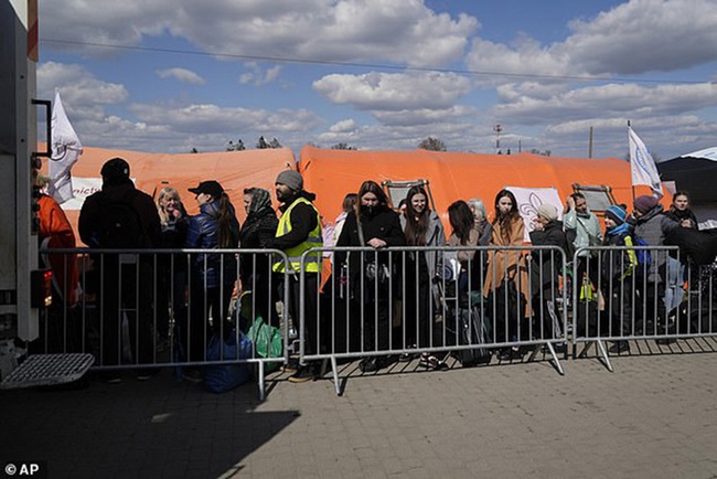 Gần 1 triệu người tị nạn Ukraine trở về nhà, bao gồm cả khách du lịch “bị mắc kẹt” - Ảnh 4.