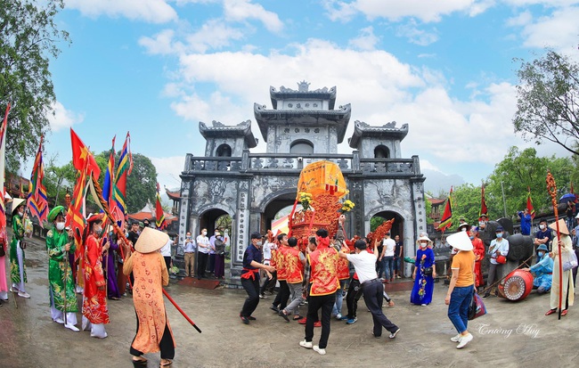 Ninh Binh: A large number of tourists from all over the world attend the Thai Vi temple festival - Photo 1.